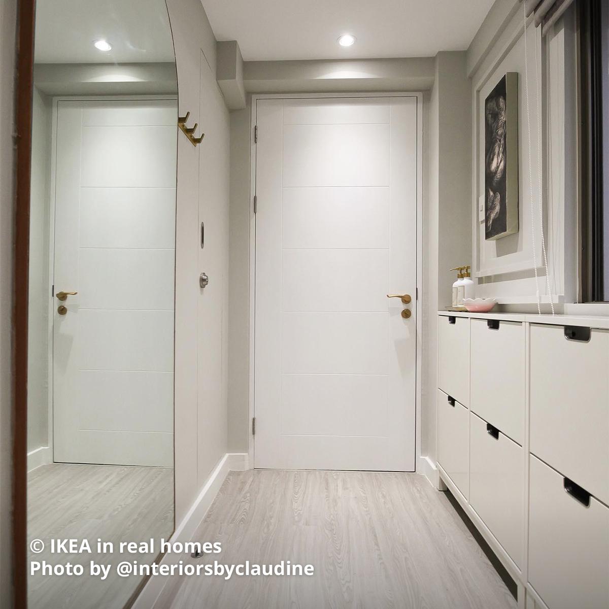 Two set of white STÄLL shoe cabinet with 4 compartments in the entranceway of @interiorsbyclaudine's home. Photo by instagrammer @interiorsbyclaudine for IKEA in real homes ©