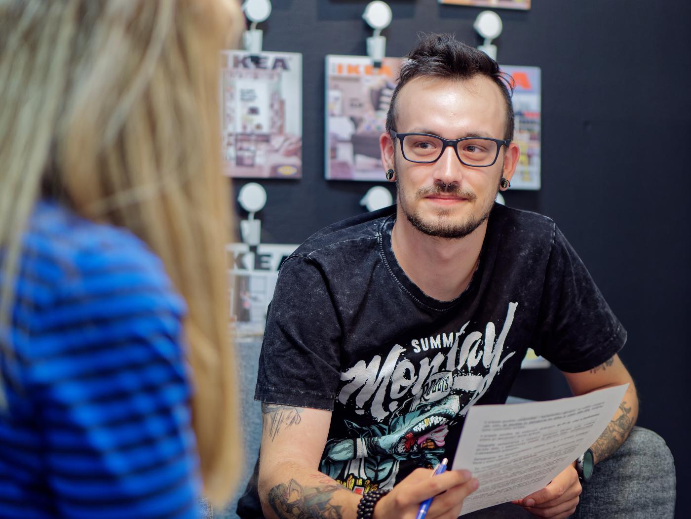 Uchazeč o práci vyplňuje formulář.