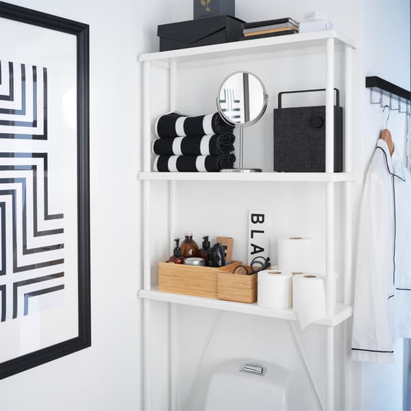 Un almacenador blanco que está detrás de la taza del baño, con el cual se aprovecha el espacio de la pared.