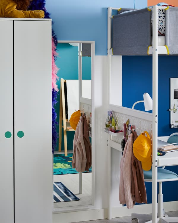 Un angolo per prepararsi al mattino, con specchio e pannello portaoggetti bianchi con accessori – IKEA