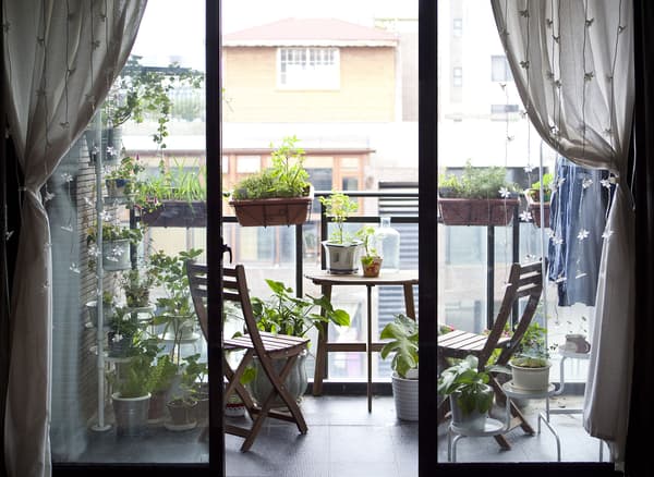 Un balcon où s’asseoir, ranger et cultiver