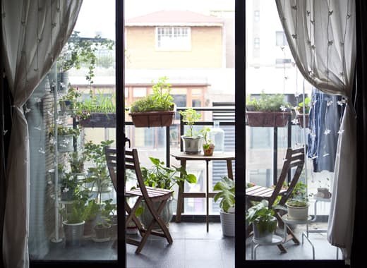 Un balcon pour cultiver, ranger et se détendre