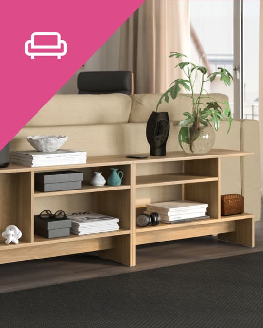 Un bifé abierto de madera detrás de un sofá con decoraciones y objetos ordenados.