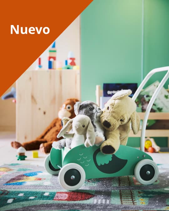 Un carro con peluches encima en un dormitorio infantil.