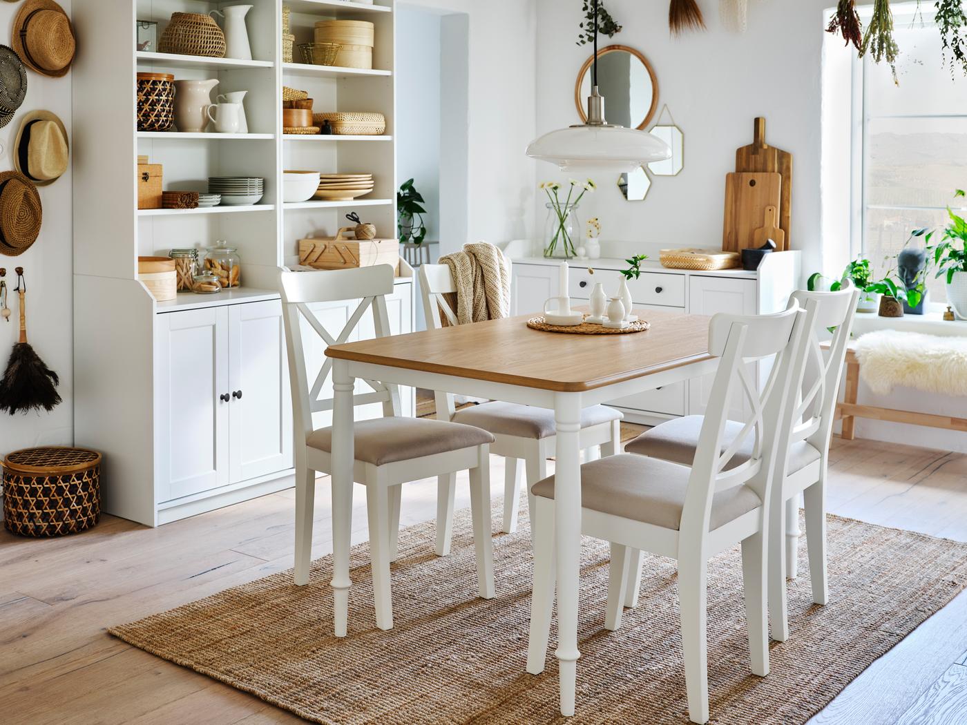 Un coin repas aéré et de couleur blanche avec des ornements en fibres naturelles. Une table DANDERYD, des chaises INGOLF et un tapis LOHALS occupent le centre de la pièce.