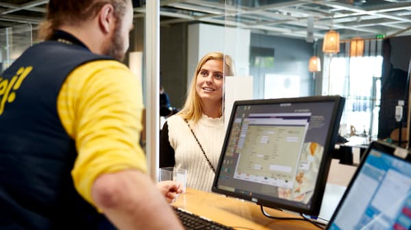 Un collaborateur IKEA répond à la demande d’une cliente au Service Desk IKEA 