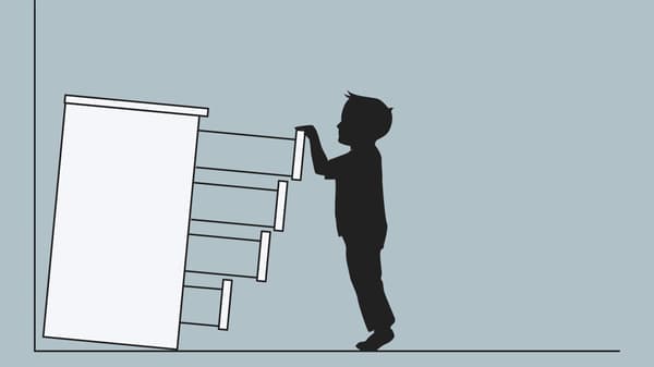 Un croquis d’une commode non fixée au mur basculant sur un enfant qui a ouvert tous les tiroirs.