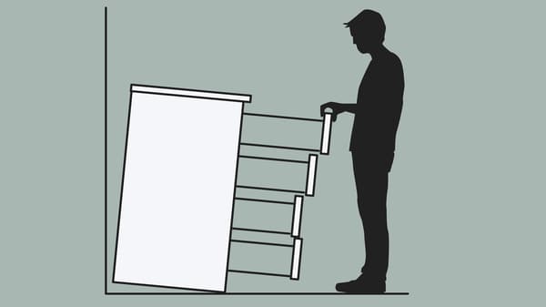 Un croquis d’une commode non fixée au mur basculant sur un homme qui a ouvert tous les tiroirs.