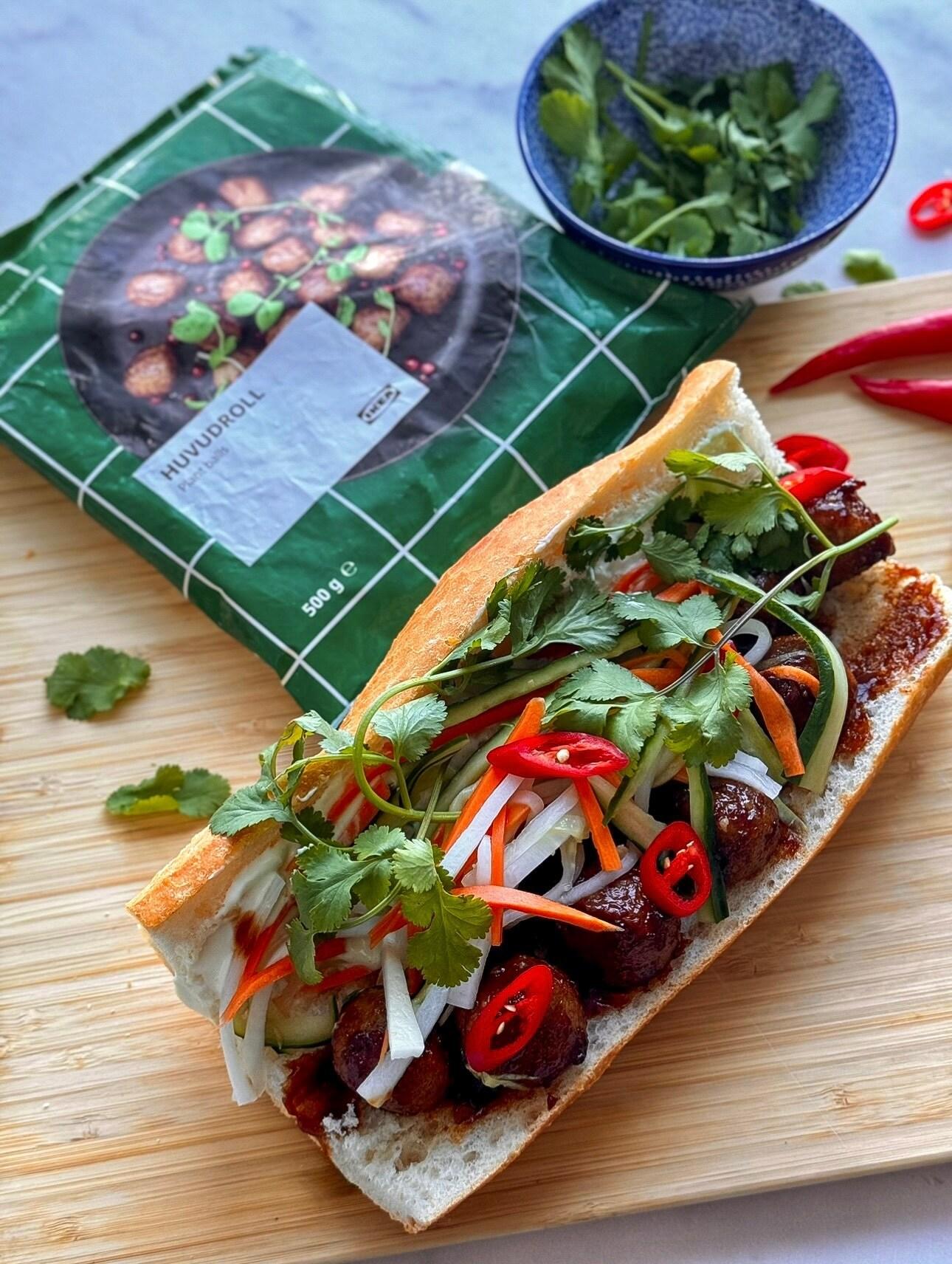 Un délicieux sandwich aux légumes croquants, aux herbes fraîches et au blanc d'œuf grillé, accompagné d'un paquet d'houmous et d'un bol d'herbes.