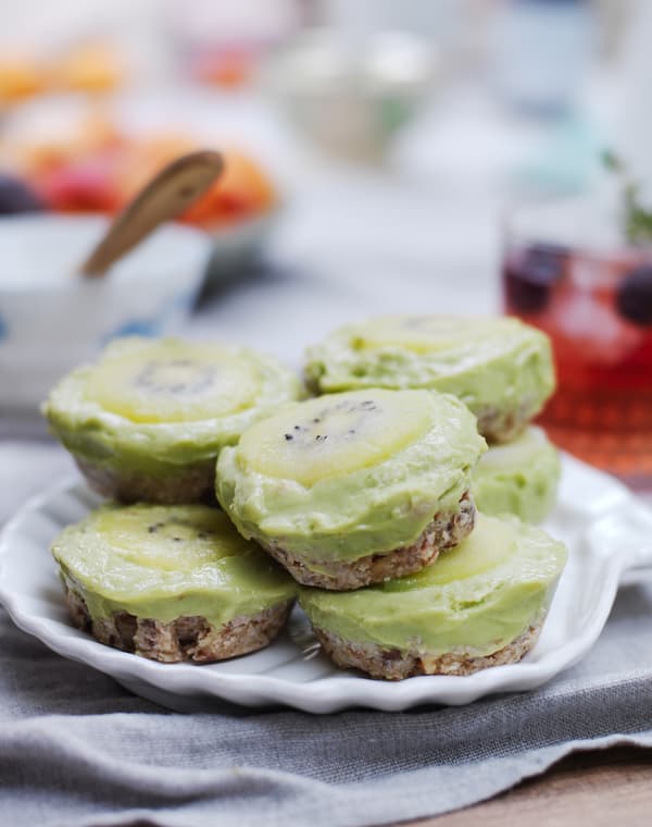 Un dessert bon et sain : tartelettes au citron vert et à l'avocat.