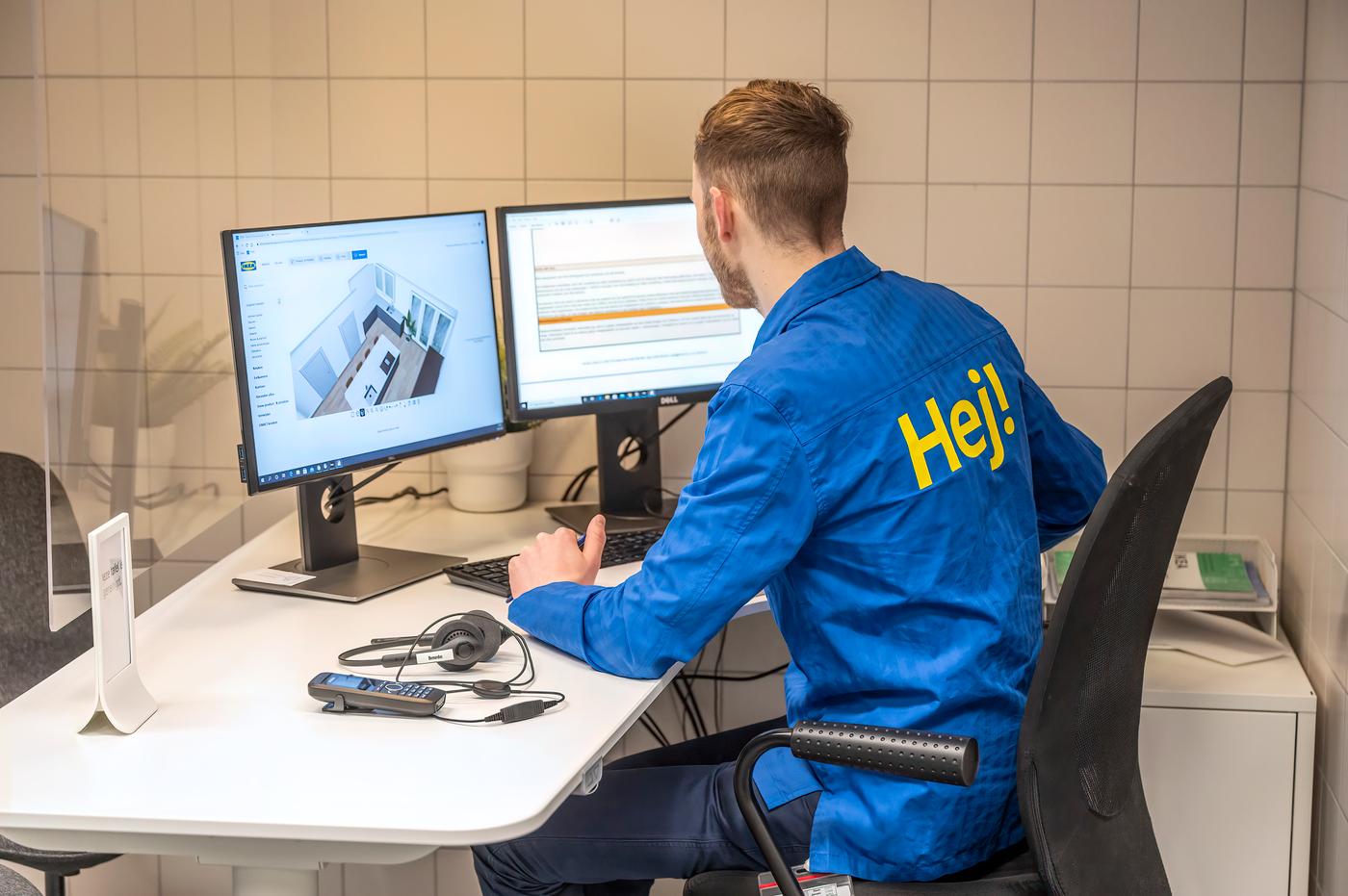 Un ejecutivo IKEA vestido con ropas de la marca haciendo una planificación de muebles para un espacio.