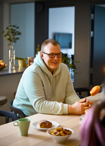 Un employé FunPlus souriant pendant une réunion.