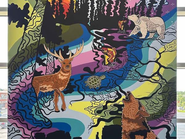 Un gros plan d’une grande murale colorée.
