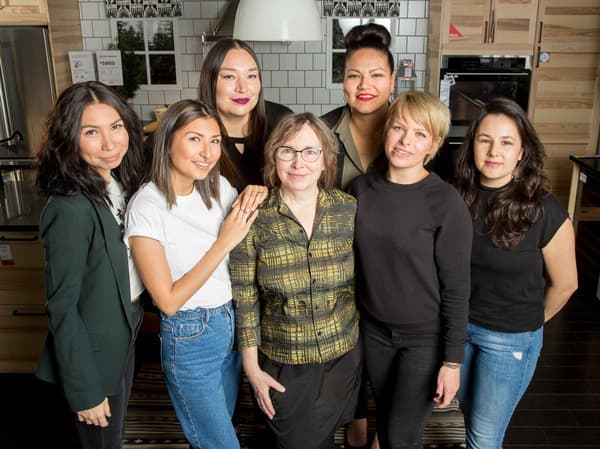Un groupe de designers de Setsuné Indigenous Fashion Incubator se tenant ensemble dans une cuisine IKEA.
