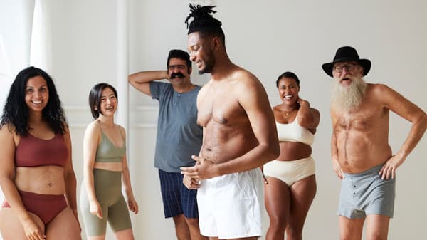 un groupe de personnes aux statures variées