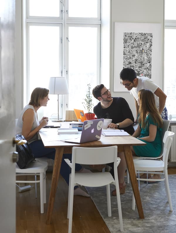 Un groupe de personnes en train de travailler à une table.