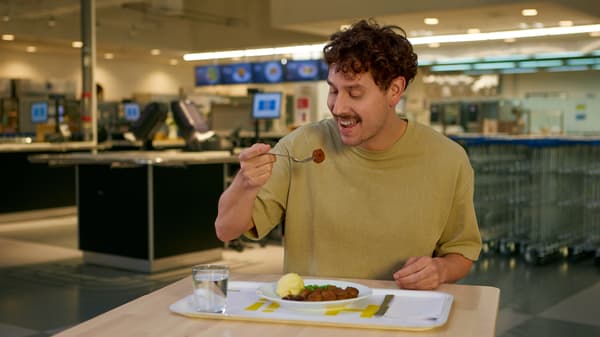 Un hombre comiendo un plato de IKEA.