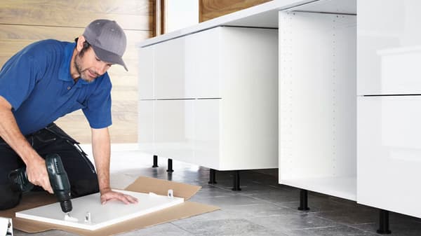 Un homme aménage une cuisine IKEA