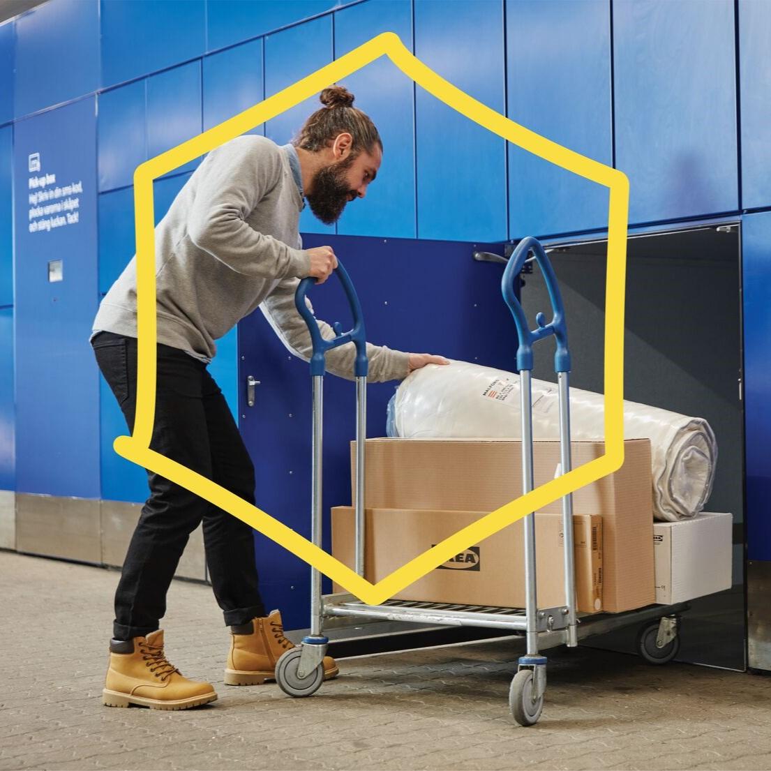 Un homme récupère sa commande Click & Collect IKEA dans un casier de retrait IKEA, une sorte de coffret pour le retrait sans contact