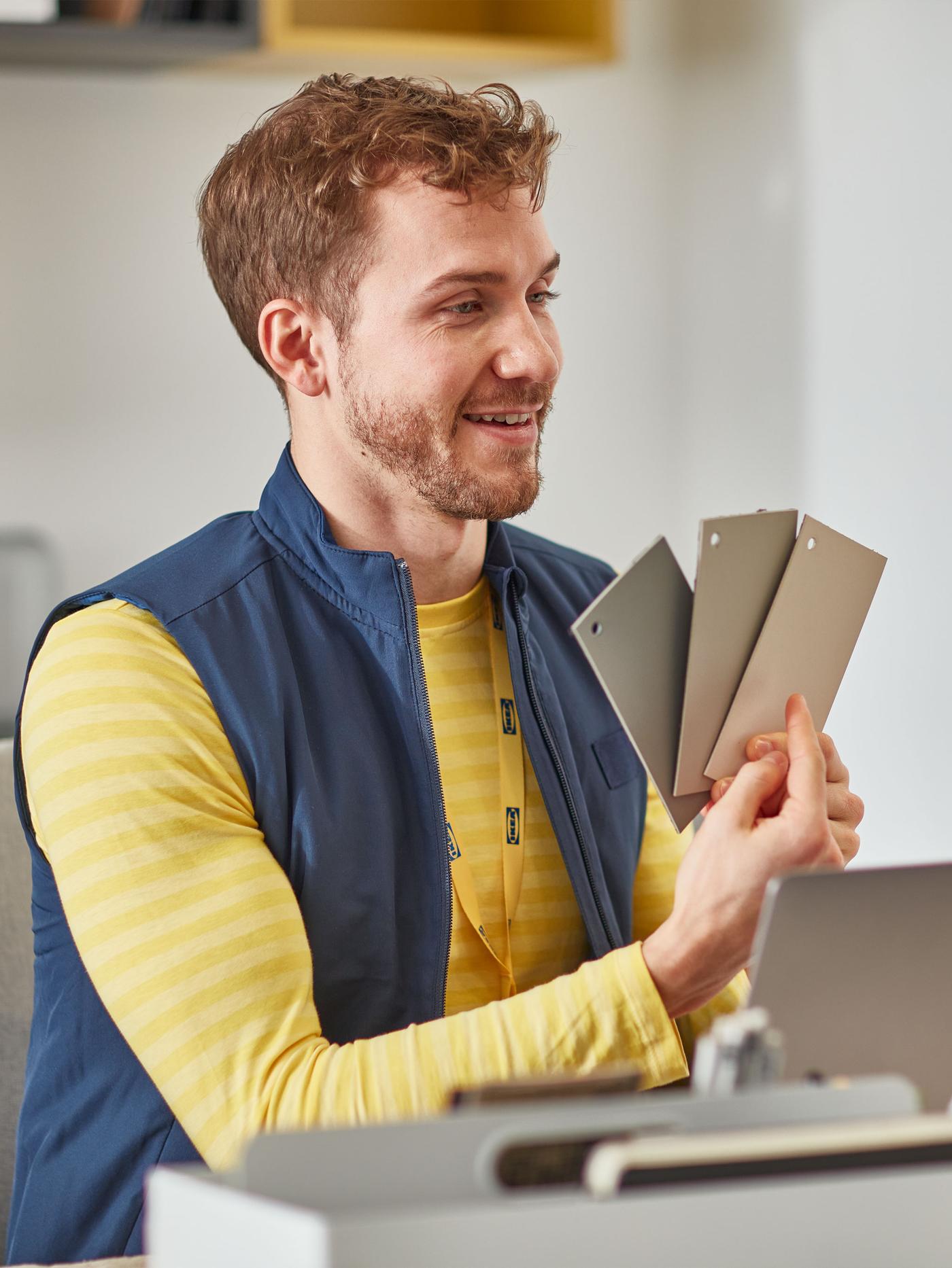 Un homme tient des échantillons de couleurs