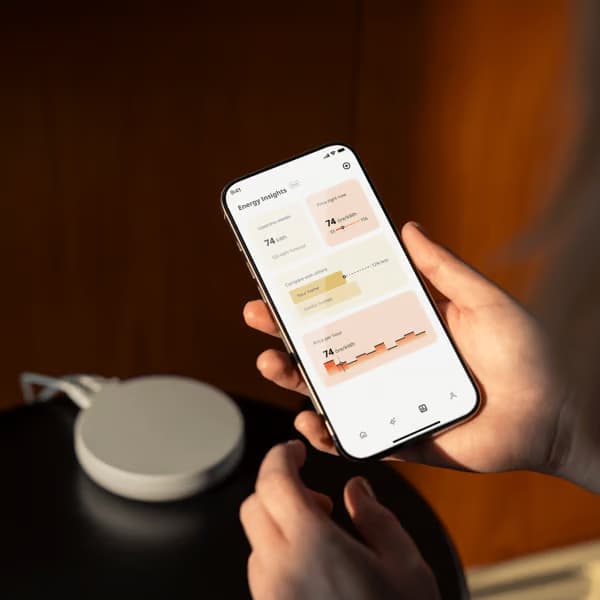 Un hub inteligente DIRIGERA para productos inteligentes de color blanco