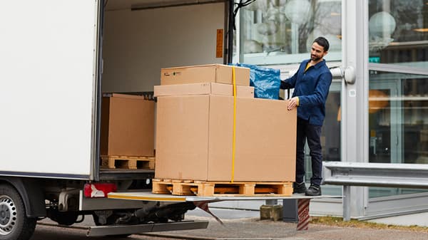 Un IKEA livraison déchargement un camion à un point de ramassage établissement .