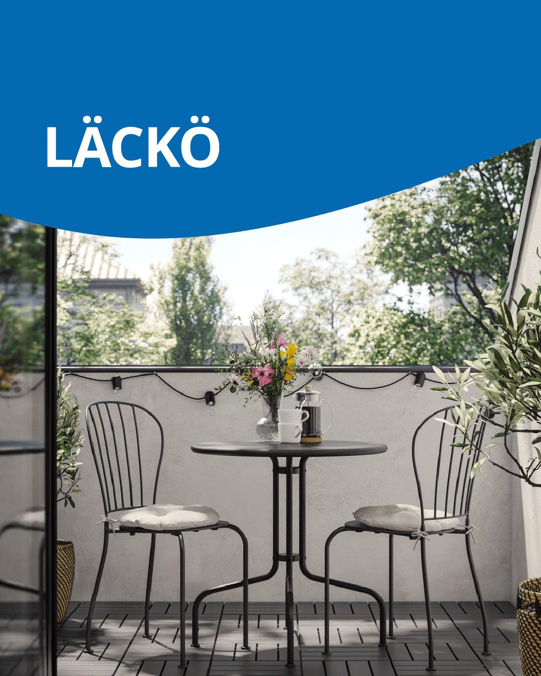 Un juego de balcón de la serie LÄCKÖ y en la parte superior de la imagen una franja azul con el texto LÄCKÖ