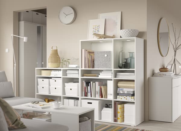 Un living con un gran estante HEMNES con cajas organizadoras en sus repisas.
