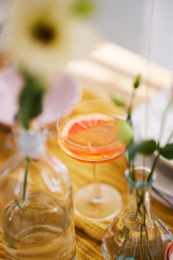 Un magheritaglass con un cocktail decorato con una fetta di mezzo pompelmo