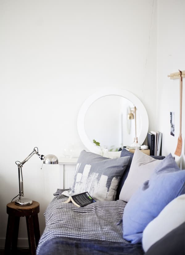 Un meuble d’appoint fait office de table de chevet
