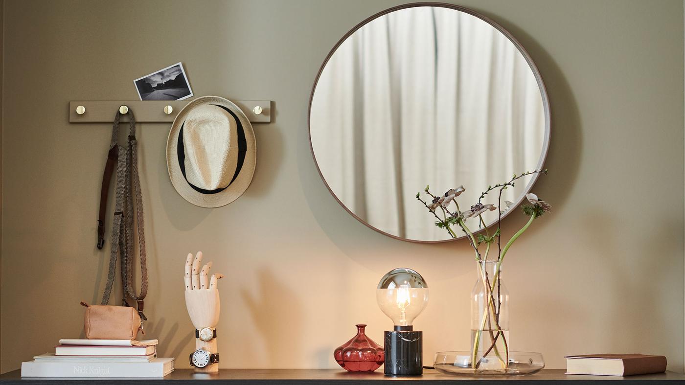 Un miroir suspendu au-dessus d’une commode.