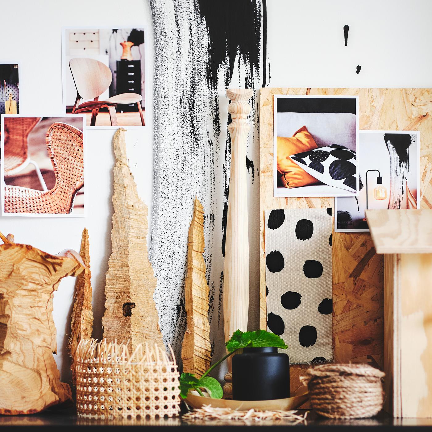 Un moodboard composé d’éléments collés au mur, derrière des objets en matériaux naturels regroupés de manière créative.