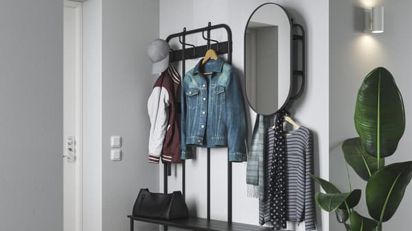 Un mueble de entrada NIPÅSEN negro/gris