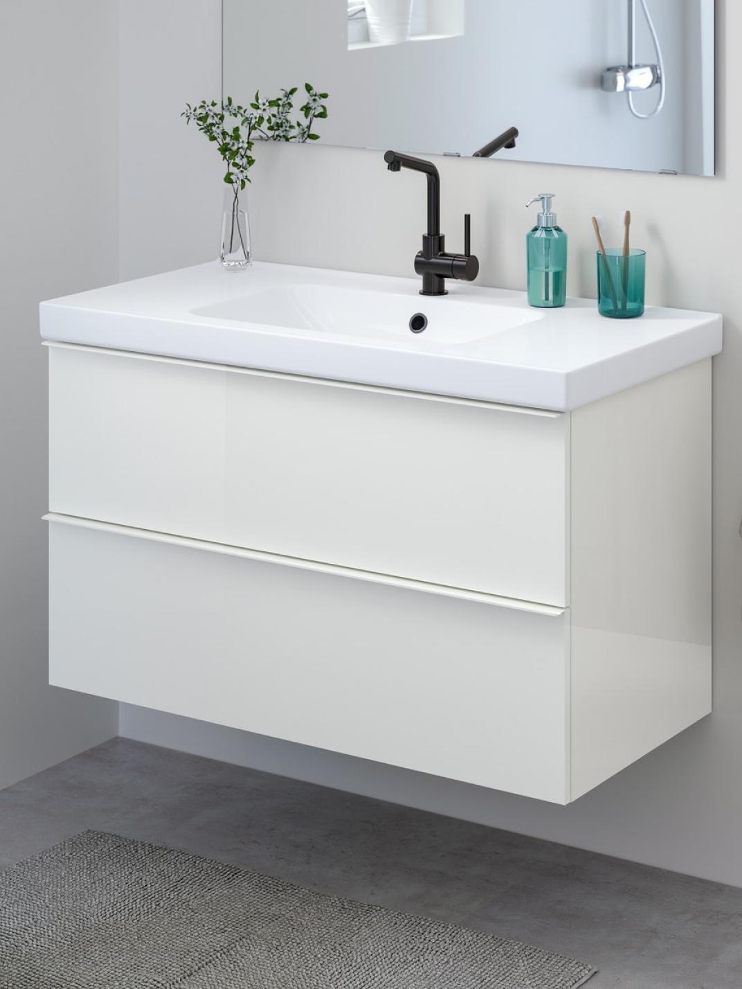 Un mueble de lavabo de baño con espejo.