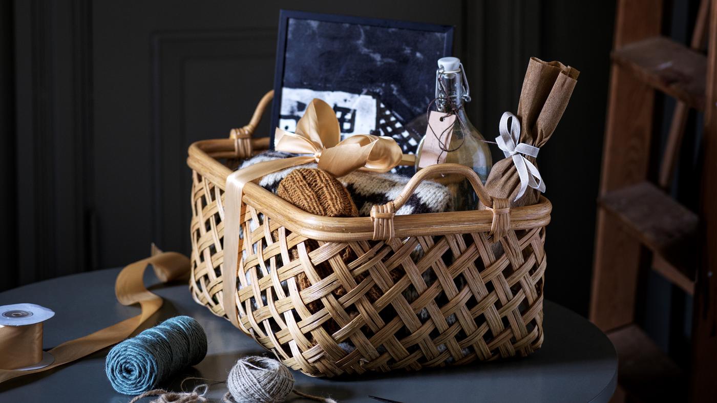Un panier tressé rempli de cadeaux faits maison