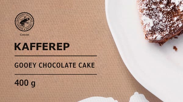 Un paquet de gâteau au chocolat gluant KAFFEREP montrant un morceau de gâteau sur une assiette blanche et le logo du cacao Rainforest Alliance.