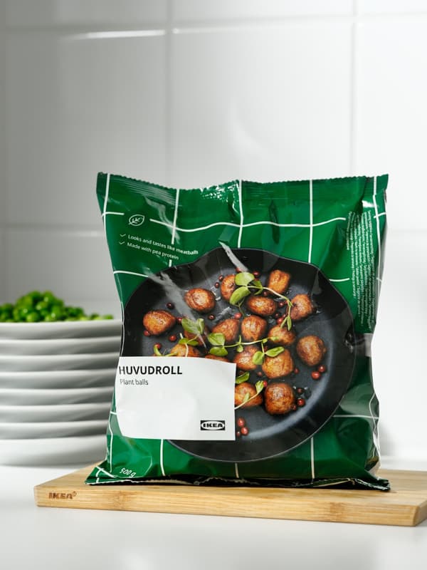 Un paquete de albóndigas HUVUDROLL de IKEA. El paquete es verde, muestra las albóndigas en un sartén y el fondo de la imagen también es verde.