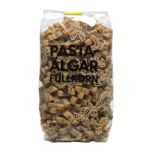 Un paquete de pasta en forma de alce PASTAÄLGAR FULLKORN sobre un fondo blanco.