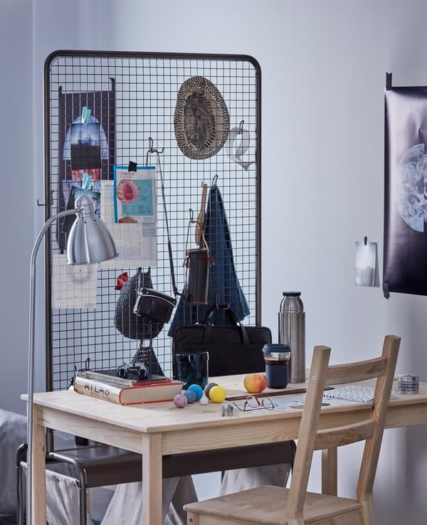 Un paravent VEBERÖD sert à la décoration et au rangement.