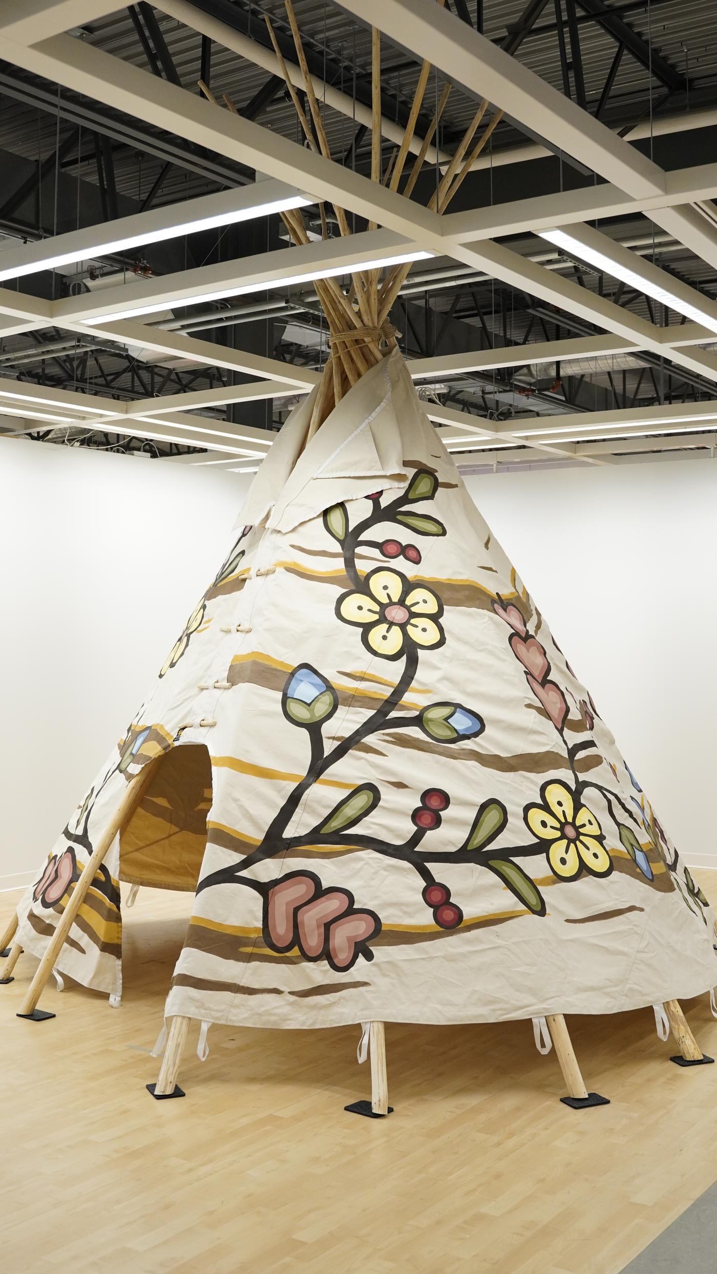 Un plan large d’un tipi installé dans un magasin.