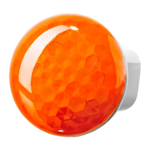 Un primer plano de una luz nocturna naranja sobre un fondo blanco.