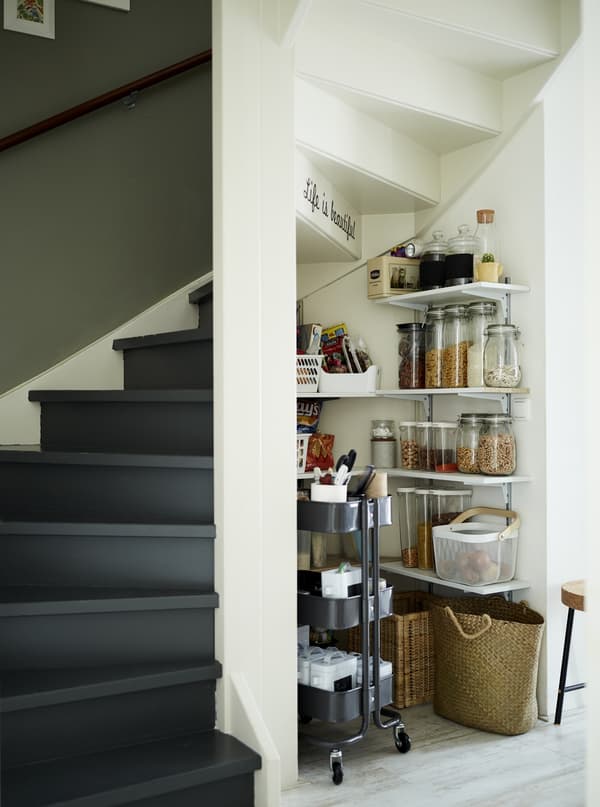 Un rangement à provisions sous l’escalier.