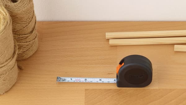 Un ruban à mesurer est placé sur une surface en bois.