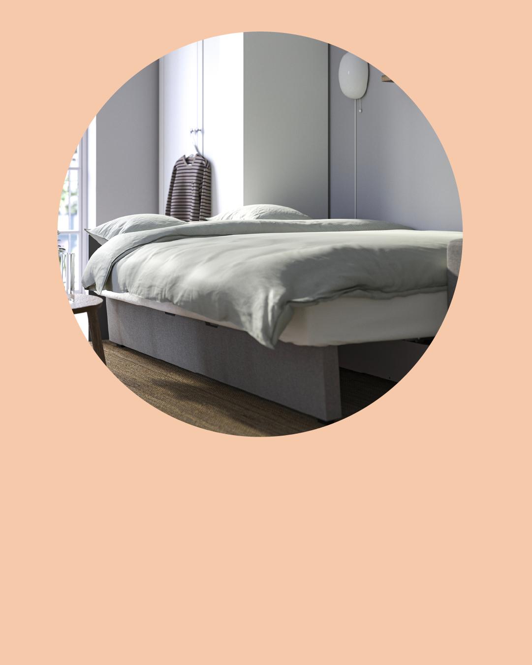 Un sofá cama abierto en una habitación de invitados con ropa de cama IKEA.