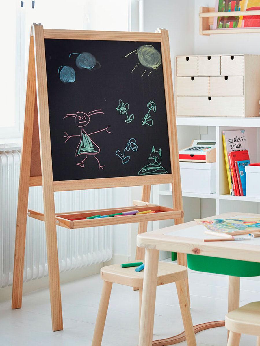 un tableau noir avec un dessin dans une salle de classe avec une petite table et des chaises et des accessoires de rangement en arrière-plan