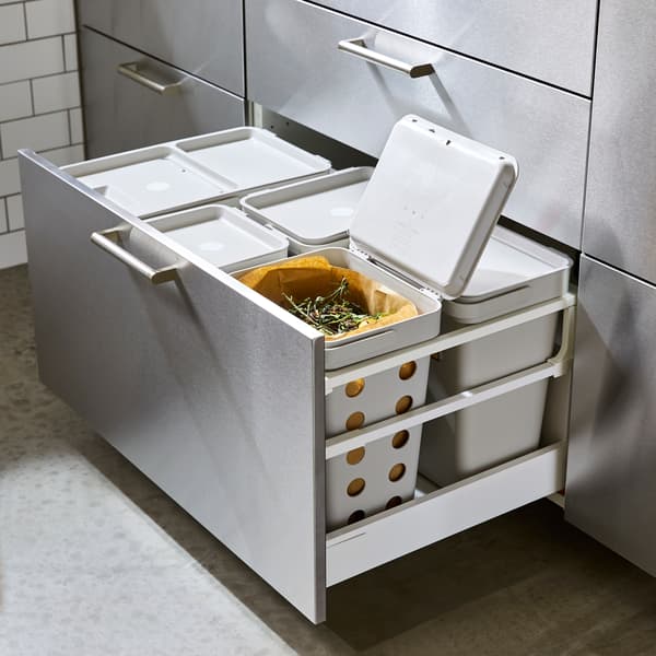 Un tiroir de cuisine équipé d’une solution de tri des déchets HÅLLBAR constituée de six conteneurs plastiques avec couvercle.
