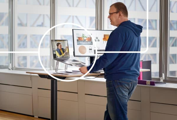 Un uomo in videochiamata con un designer IKEA.