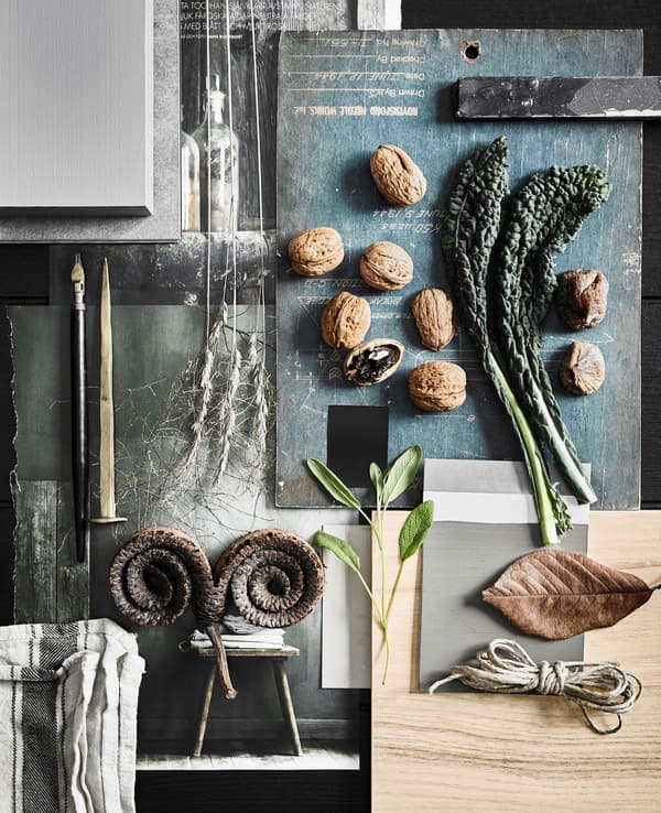 Una composizione con colori, materiali e oggetti che hanno ispirato la cucina dei sogni rustica moderna del nostro stilista - IKEA.