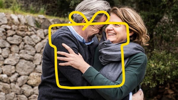 Una coppia di anziani che si abbraccia