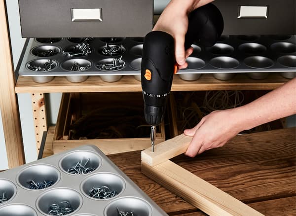 Una donna costruisce una cornice usando uno stampo per dolci come contenitore per viti e chiodi - IKEA.